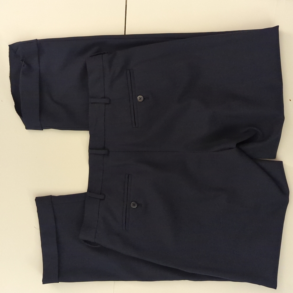 Van Heusen 33x32 classic fit dress slacks - Picture 6 of 6